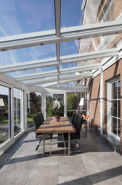 Eine Terrassenüberdachung aus Alu und Glas gibt Schutz bei jeder Wetterlage